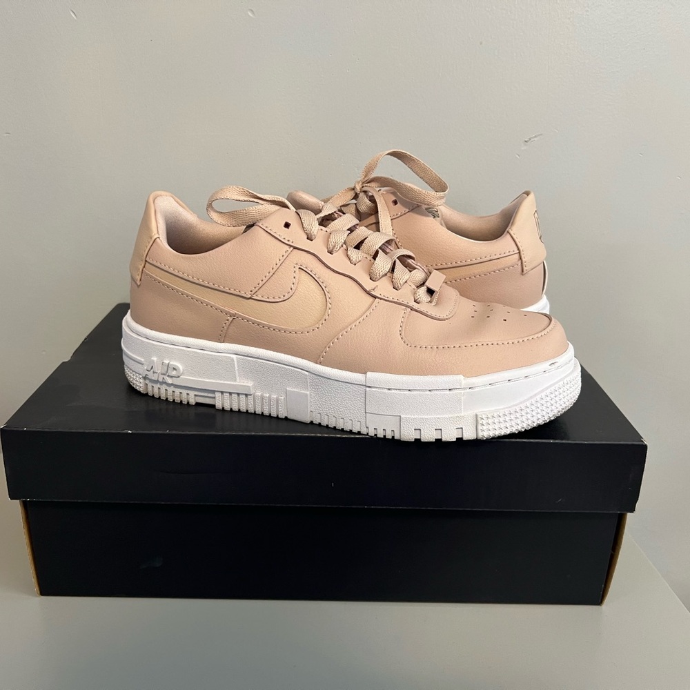 Nike Air Force 1 Pixel